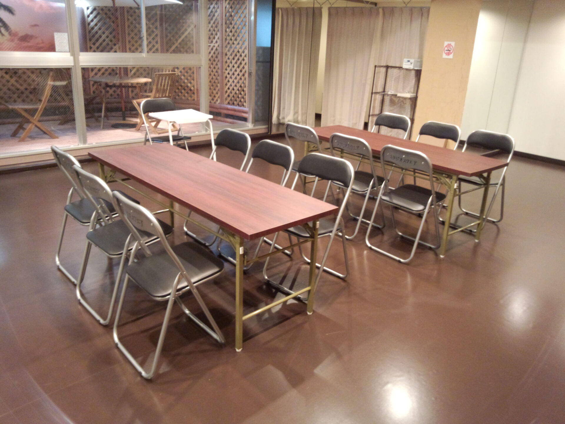 中野レンタルスタジオは机や椅子も完備しています